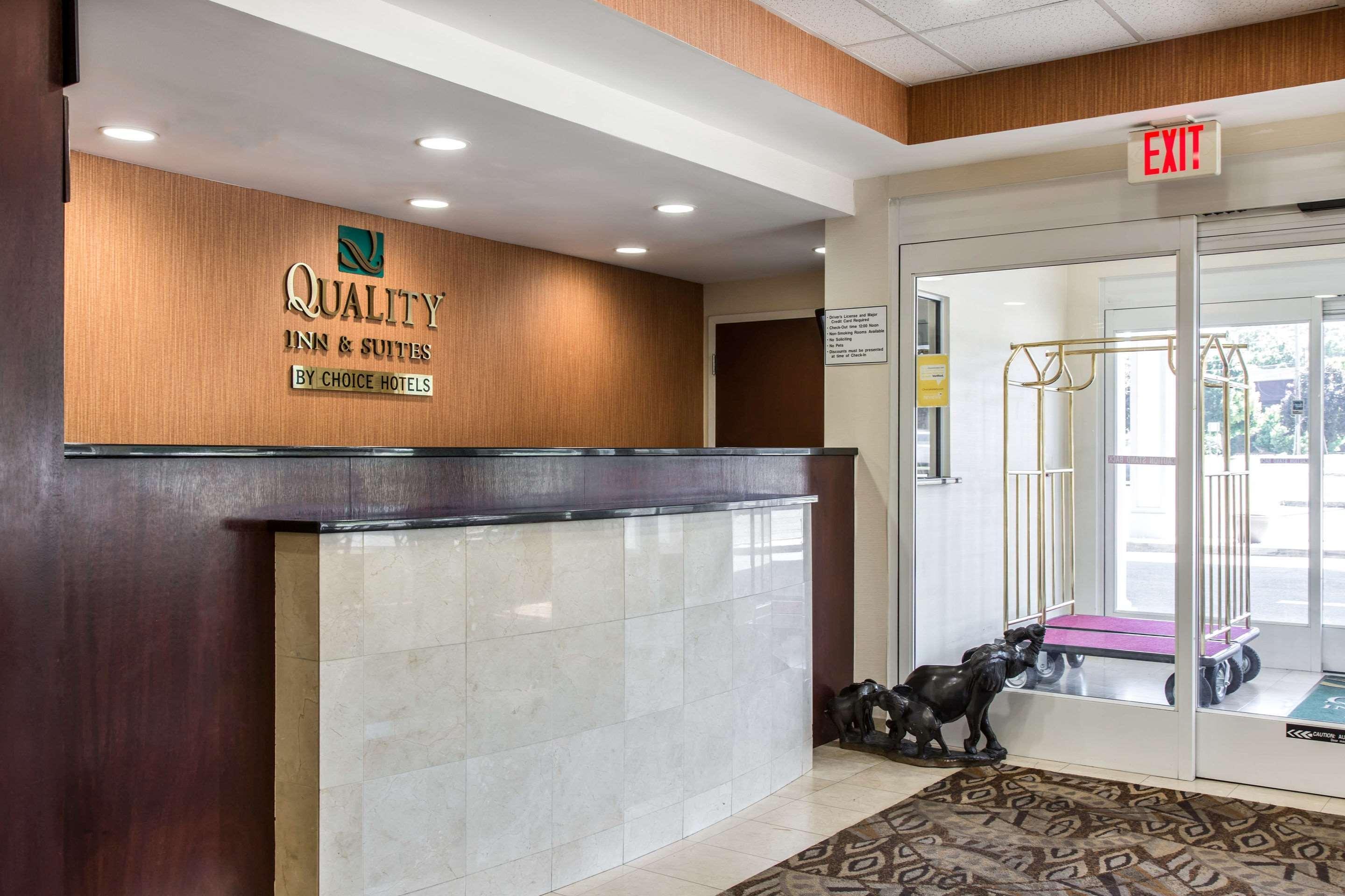 Quality Inn & Suites Danbury Near University Exterior foto